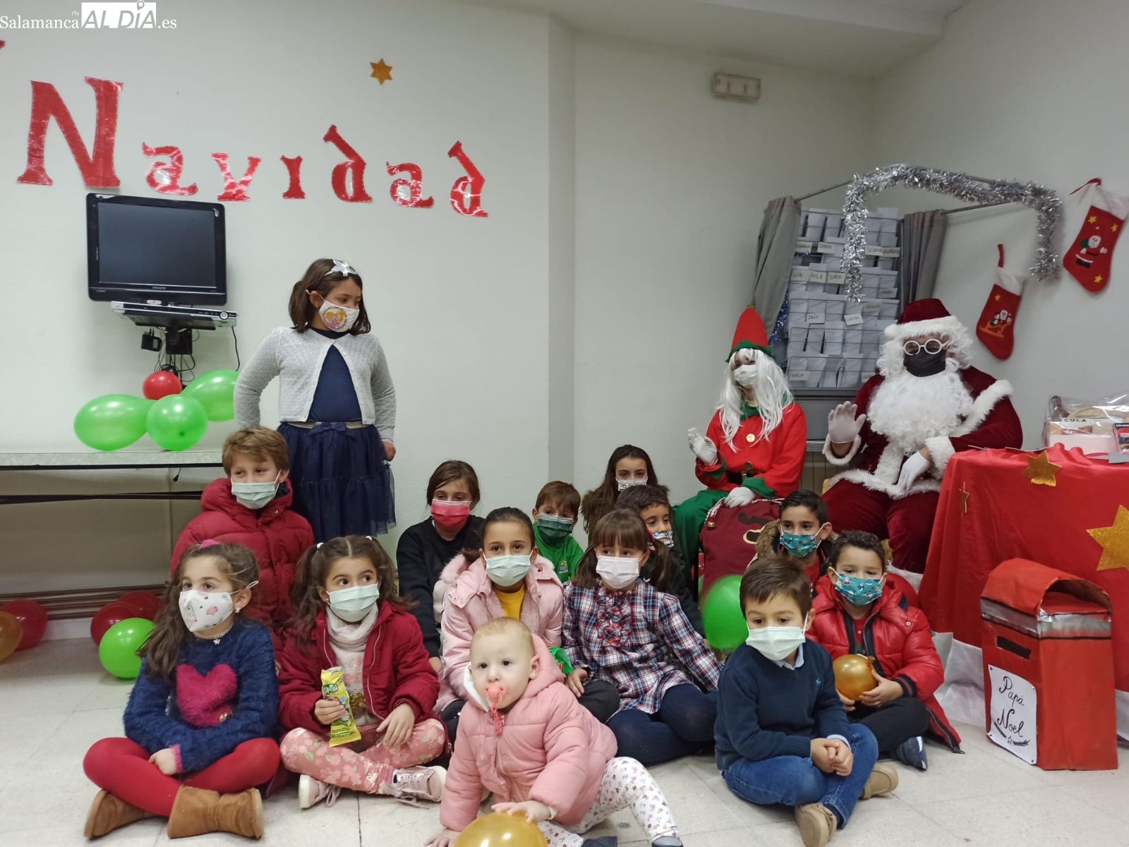 Papá Noel hace las delicias de los más pequeños de Encinas de Arriba